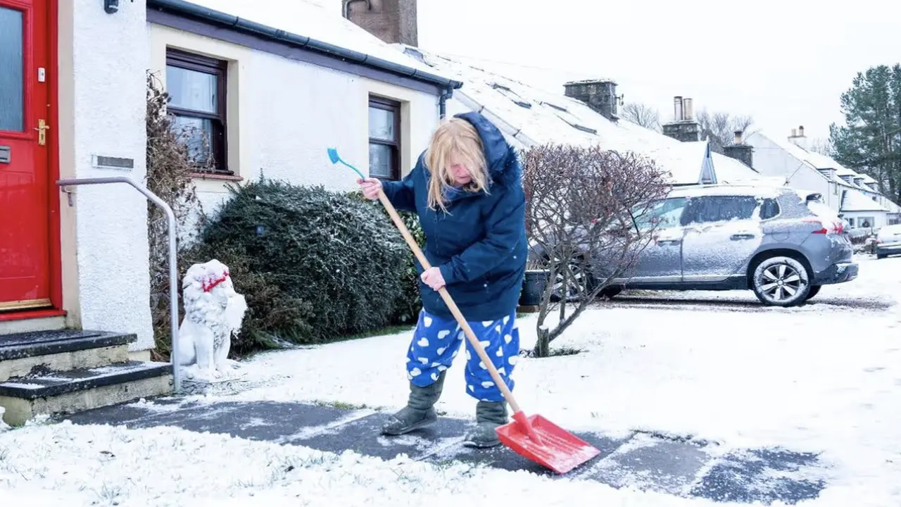 ثلوج مرتقبة.. الأرصاد البريطانية تحذر من تقلبات جوية في عدة مناطق الأسبوع المقبل